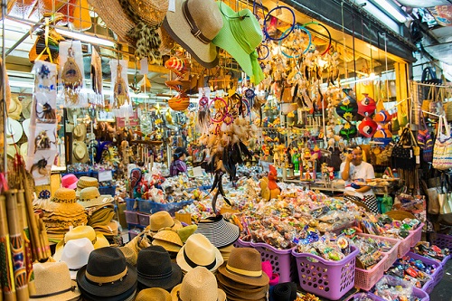 Bạn hãy dành thời gian khám phá chợ cuối tuần Chatuchak nằm ở ngoại ô phía Bắc thành phố.